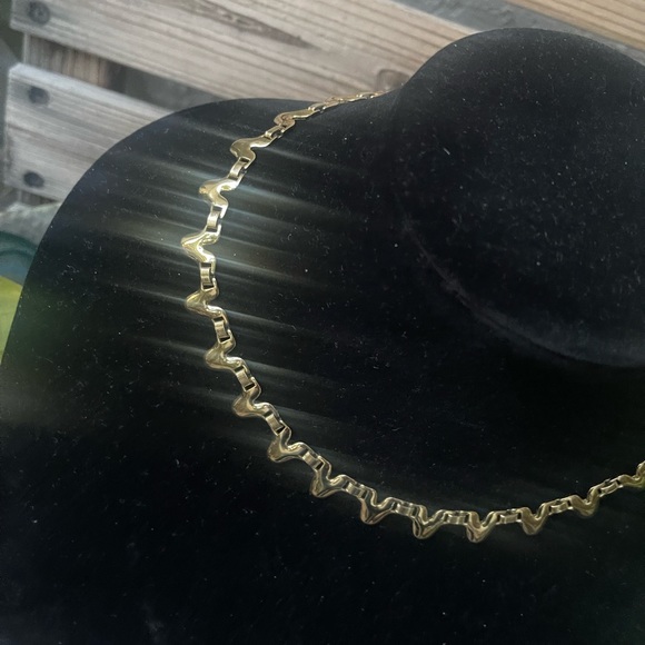 - Gold Tone Necklace-Marked Saron-18 Inches Long EUC - Picture 5 of 7